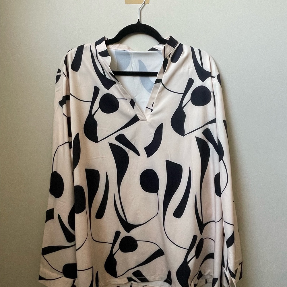 NWOT Abstract Print Women's Top